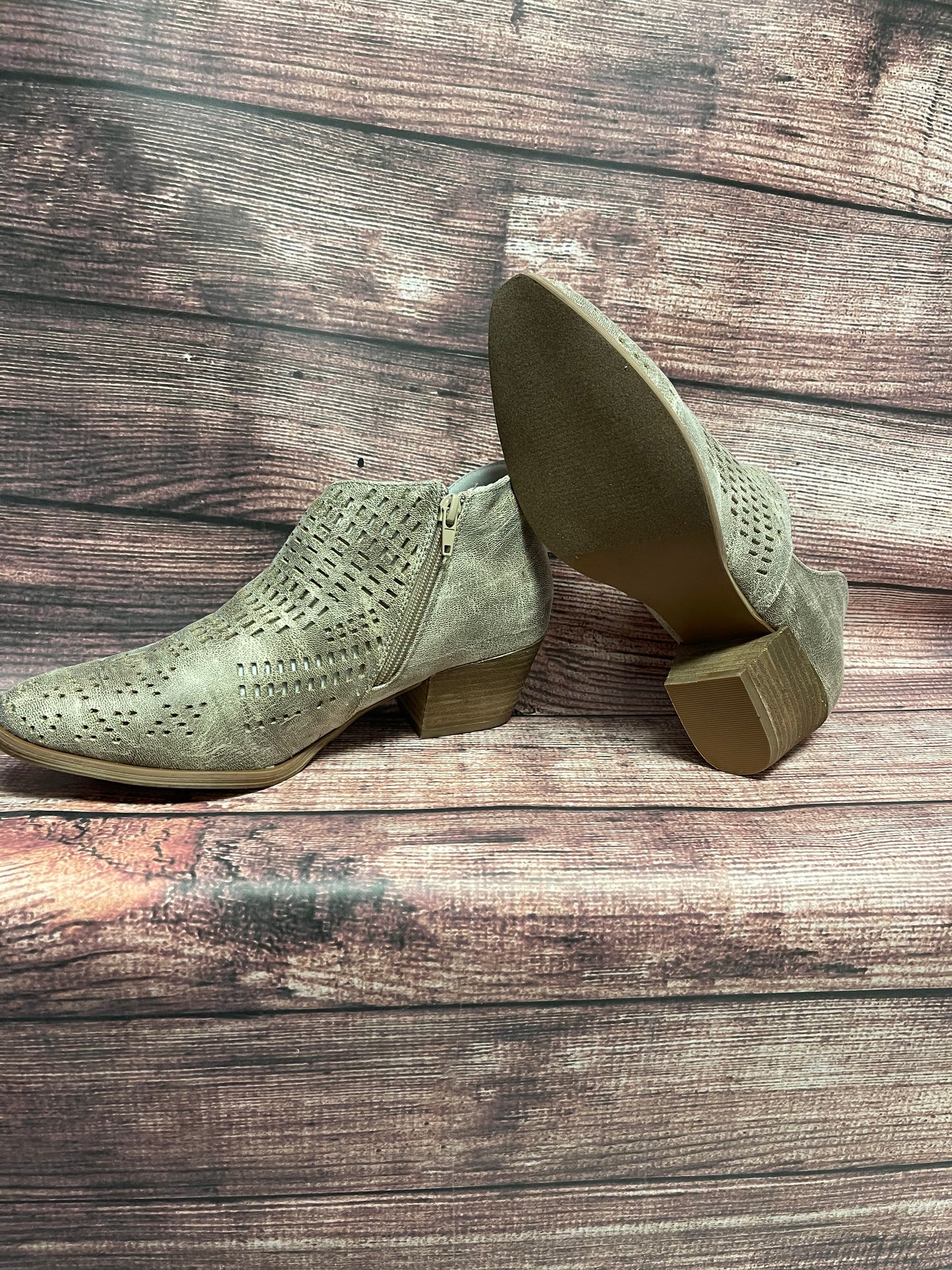 Shoes Women’s Laserette Cream Heel