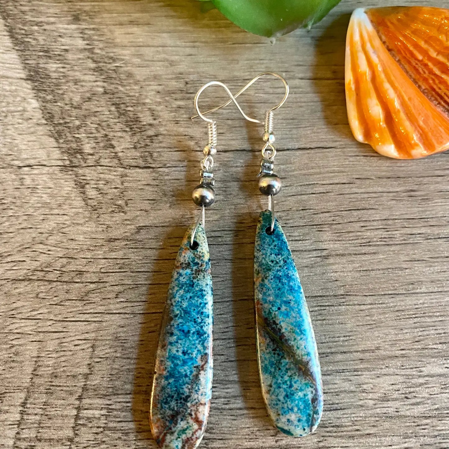 Wampum Shell Dangle Earrings EAR-DAN-036-NAV