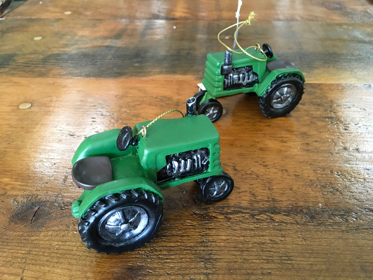 Giftware Christmas GREEN TRACTOR. RESIN. 133310